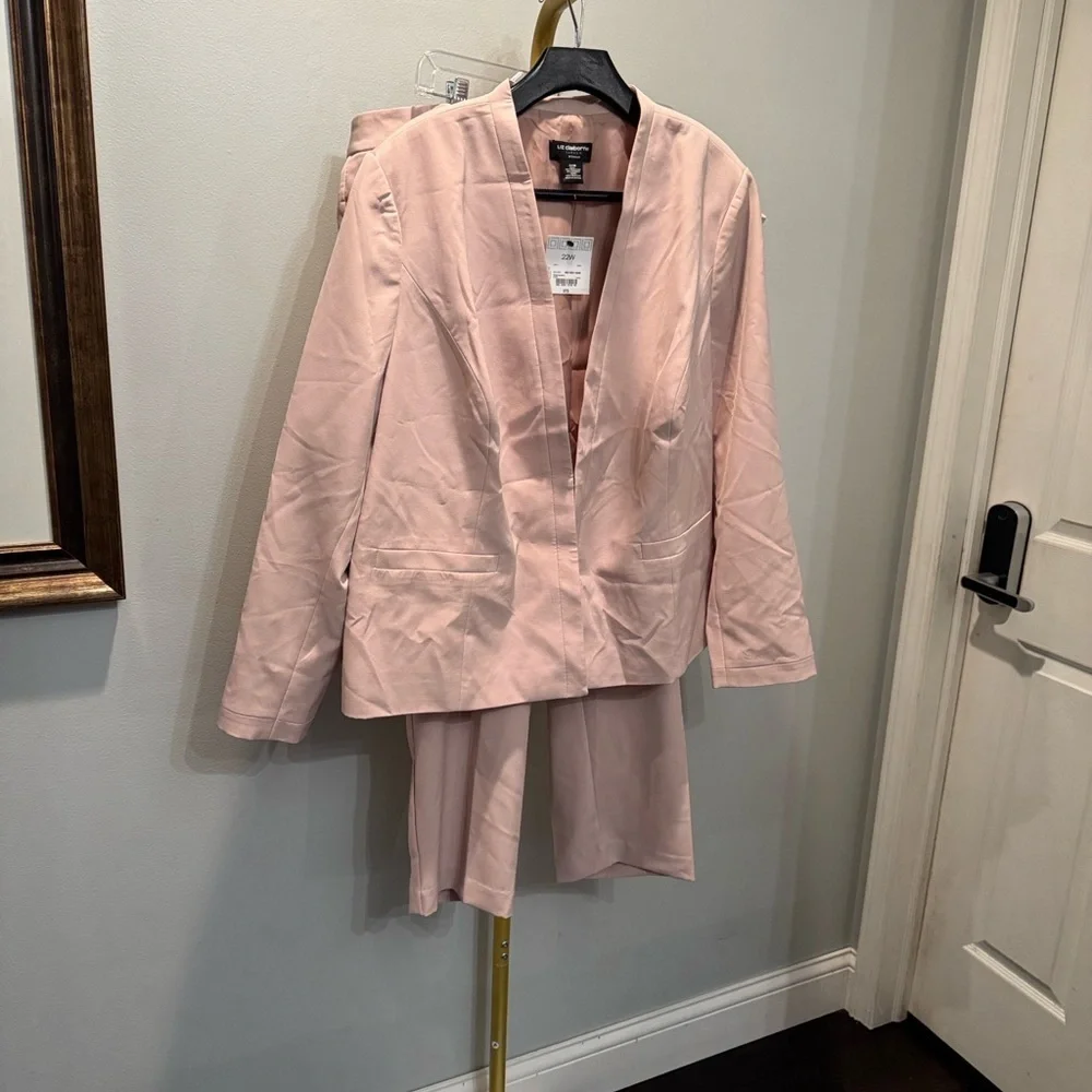 Liz Claiborne career woman Blush Blazer and slimming pants suit NWT 22W